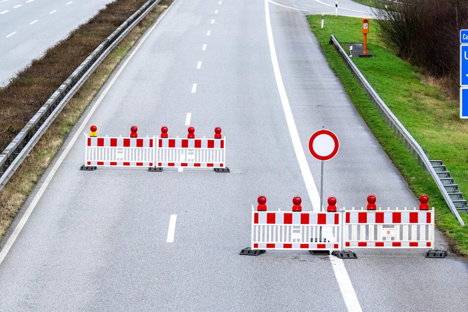 Wegen Schäden bleibt die A8 in Richtung München für eine Nacht gesperrt. (Symbolbild)