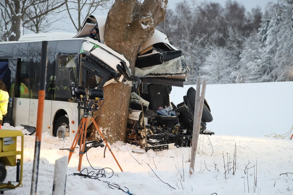 Der Bus prallte nach dem Zusammenstoß mit dem Winterdienstfahrzeug noch gegen einen Baum.