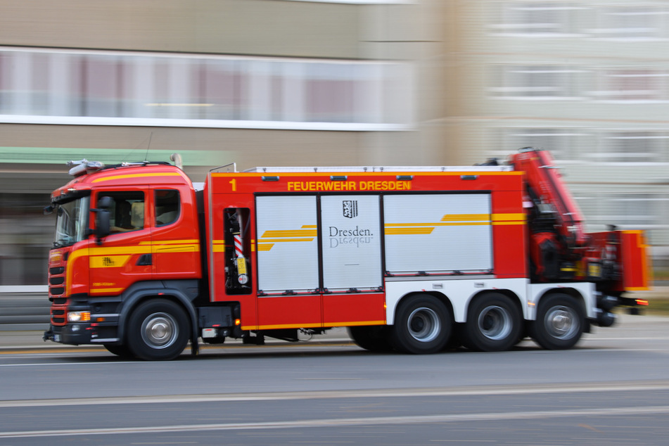 Die Dresdner Feuerwehr rettete am gestrigen Freitagabend gleich zwei Personen aus ihrer verqualmten Behausung. (Symbolbild)