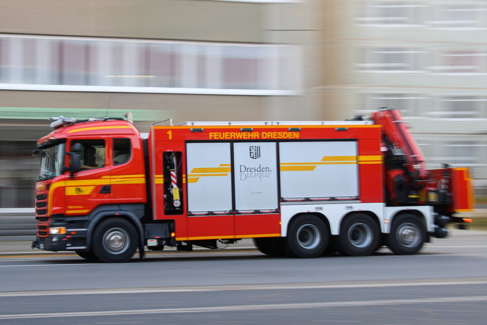 Die Dresdner Feuerwehr rettete am gestrigen Freitagabend gleich zwei Personen aus ihrer verqualmten Behausung. (Symbolbild)