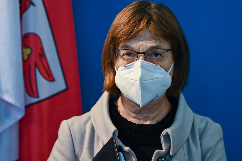 Gesundheitsministerin Ursula Nonnemacher (63, Grüne) will über die Folgen des Impfstoff-Lieferverzugs für Brandenburg aufklären.