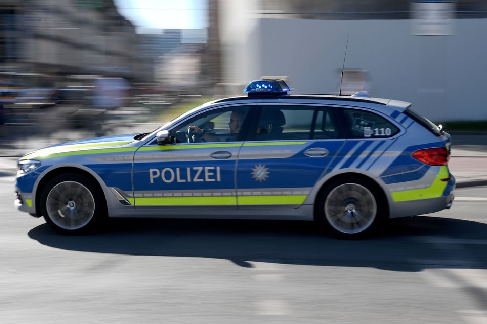 München: Erst Catcalling, dann fliegen die Fäuste: Bauarbeiter treten mit Sicherheitsschuhen auf 22-Jährigen ein