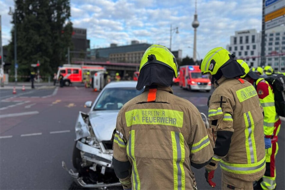 Die Einsatzkräfte der Feuerwehr mussten den Wagen wieder auf die Räder stellen.