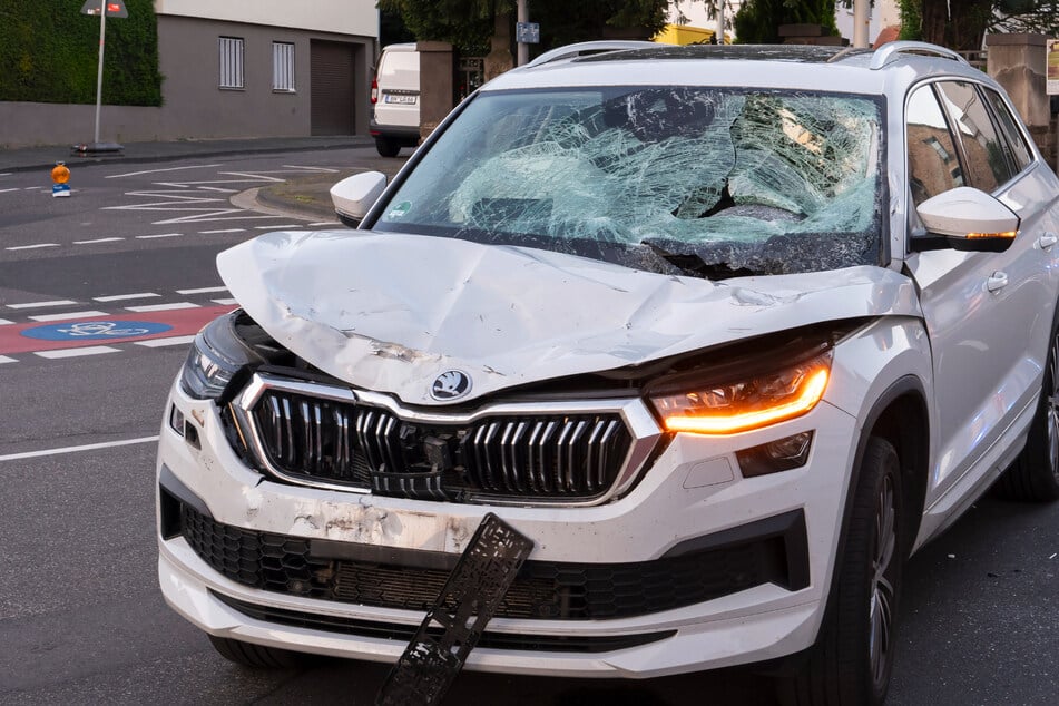 Der Motorradfahrer (33) krachte gegen die Windschutzscheibe des Skoda-SUVs.