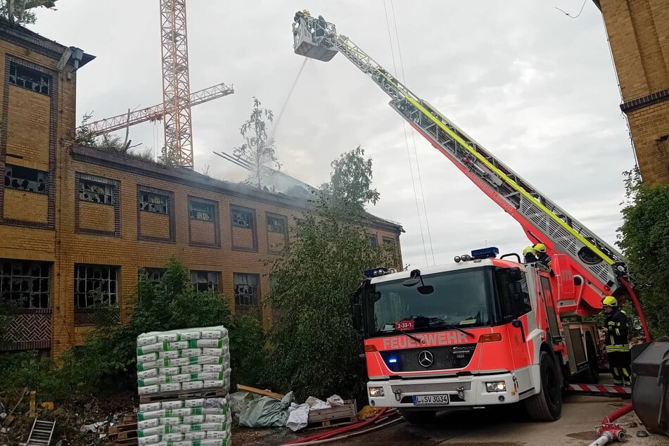 Die Feuerwehr löschte den Brand im Dachstuhl.