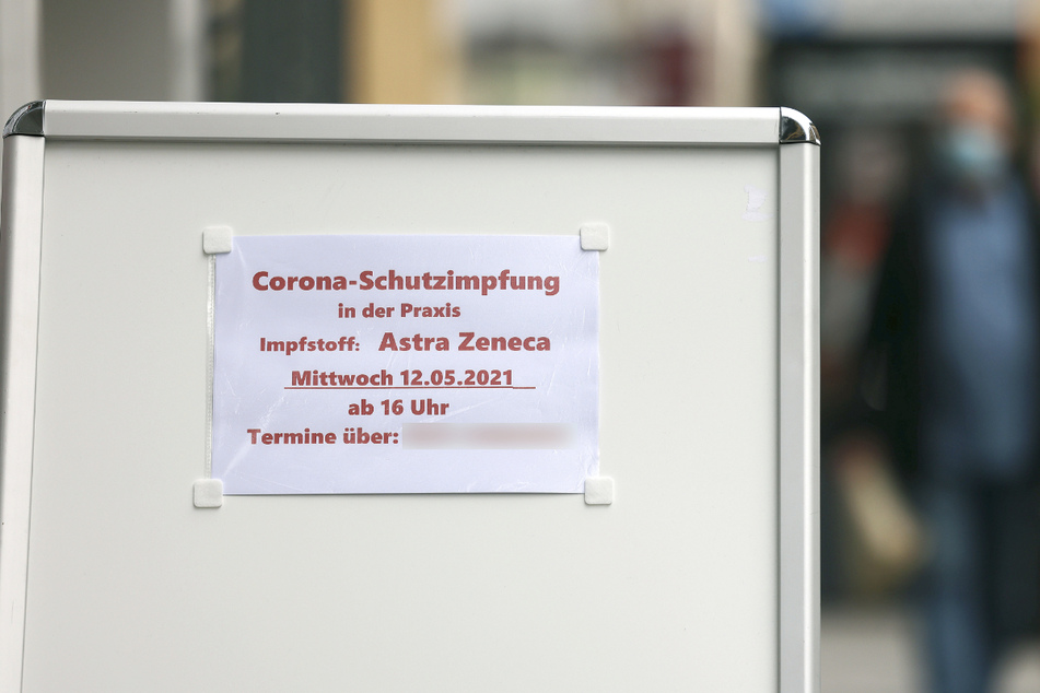 Ein Hausarzt wirbt vor seiner Praxis für Termine zur Impfung mit dem Impfstoff von AstraZeneca. Manche Ärzte würden sogar wegen des Geldes keine Impfungen anbieten. (Symbolbild)