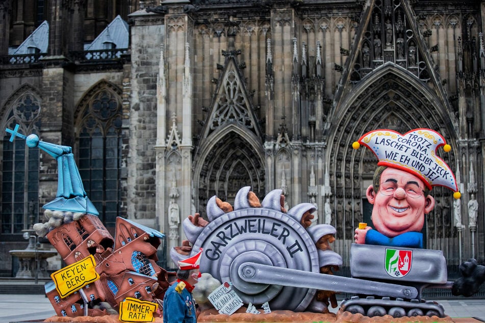 Rosenmontag in Köln: Leere Straßen, bis auf einen Düsseldorfer Wagen!