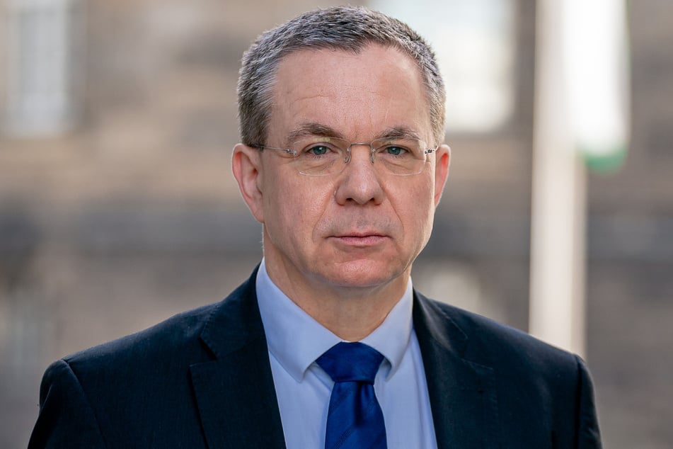 "Die Stärkung unserer Cyberabwehr in Sachsen ist ein wichtiger Schritt." - Ulf Bandiko (57), Amts-Chef des Innenministeriums.