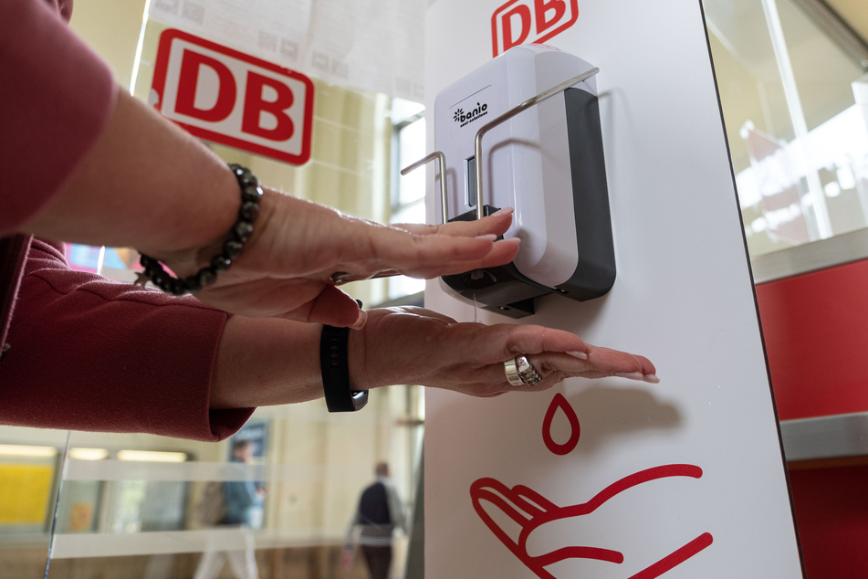 Mit umfassenden Hygienemaßnahmen bereitet sich die Deutsche Bahn auf eine steigende Zahl von Reisenden vor.