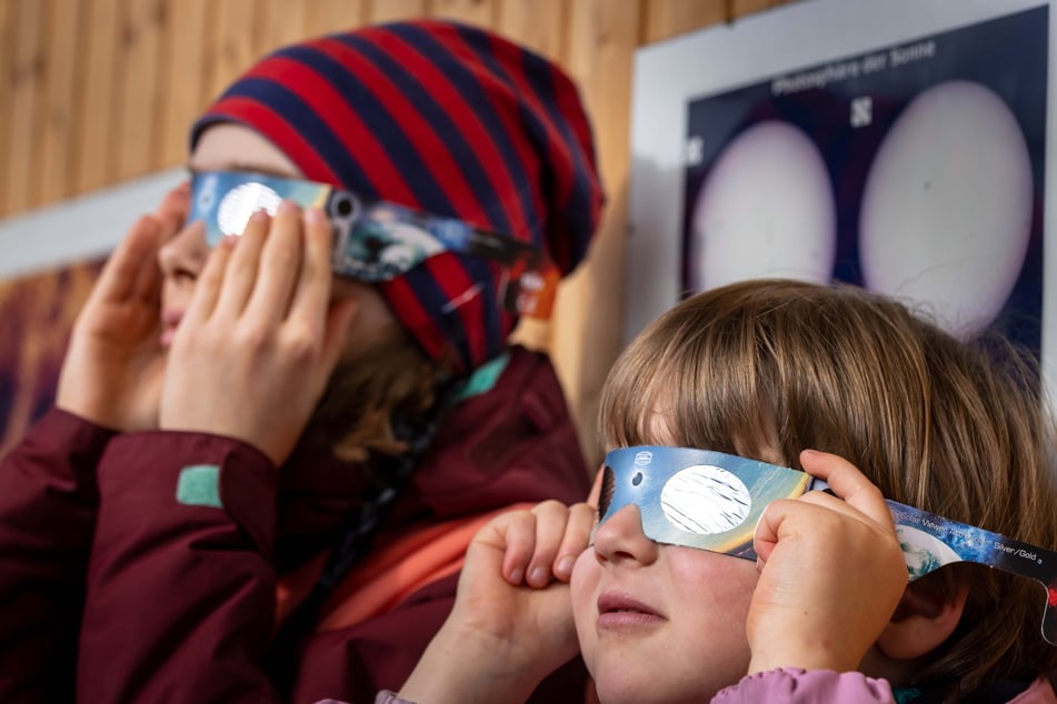 In Einrichtungen wie der Sternwarte Drebach wird Astronomie für Kinder ganz konkret erlebbar – hier beobachten Anna (11) und Lea (5) eine partielle Sonnenfinsternis mit Schutzbrillen.