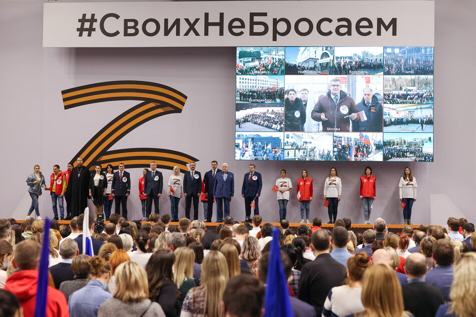 Eine russische Propaganda-Veranstaltung für den Krieg: Das "Z" ist ähnlich geschwungen wie im Logo der Stadt Zittau - oberflächlich betrachtet besteht Verwechslungsgefahr.