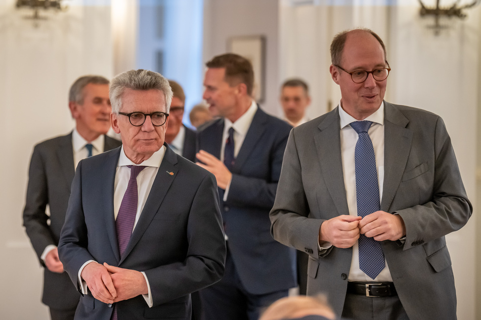 Thomas de Maiziere (l, CDU), ehemaliger Bundesminister der Verteidigung, und Helge Braun (CDU), Vorsitzender des Haushaltsausschusses des Deutschen Bundestages, kommen zur Zeremonie. Gesichter aus der aktuellen CDU-Führung suchte man vergebens.