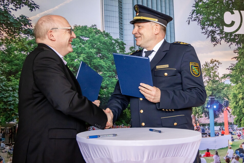 Mit zwei Urkunden besiegelten die Chefs von Stadt und Polizei ihre Zusammenarbeit in der Innenstadt.