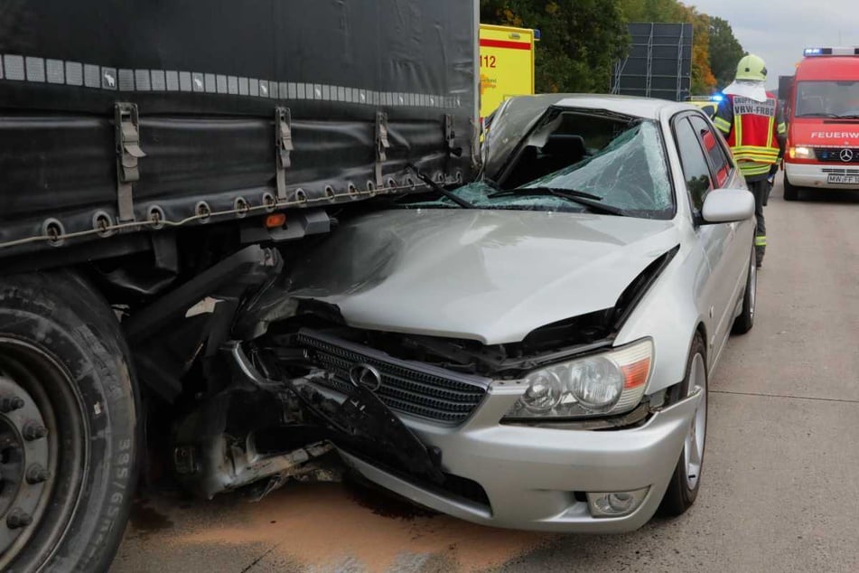 Unfall A4: Crash auf A4 bei Frankenberg: Lexus gerät unter Lkw-Anhänger