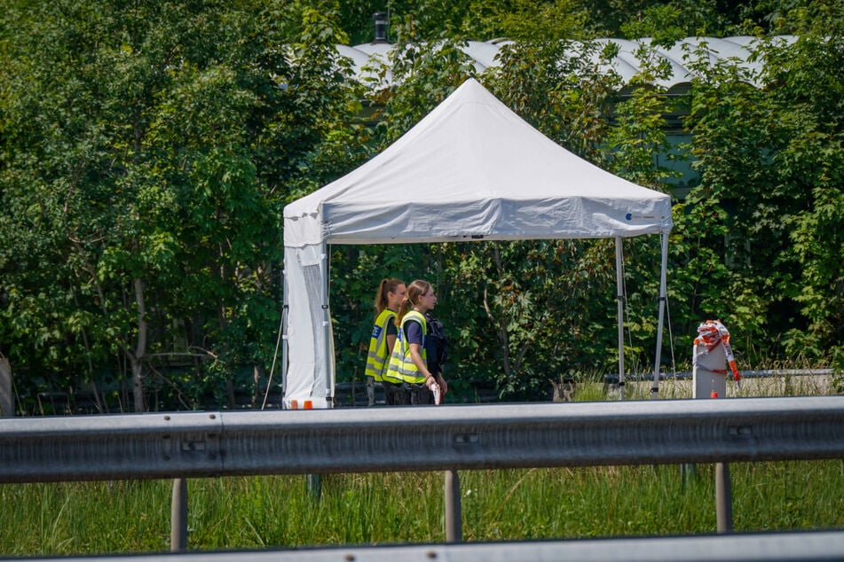 Der Zoll hat bereits Schattenpavillons bei Kontrollen an der Autobahn im Einsatz.