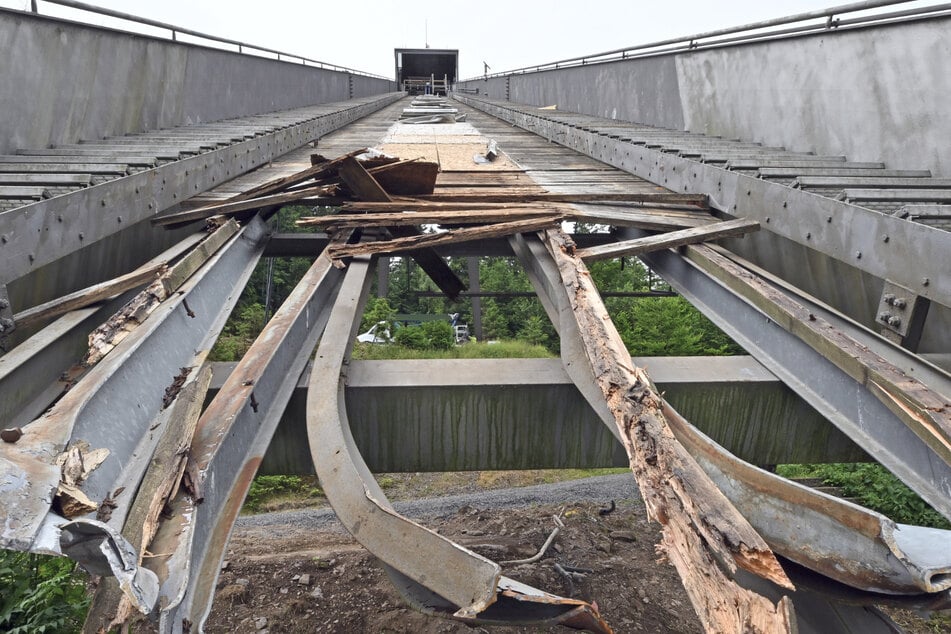Im Zuge des Ersatzneubaus der Inselbergschanze muss der 56 Jahre alte Anlaufturm weichen. (Archivbild)