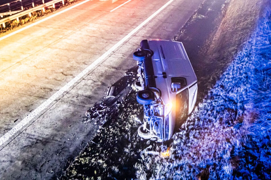 Der Aufprall war so heftig, dass der Iveco von der Straße geschleudert wurde.