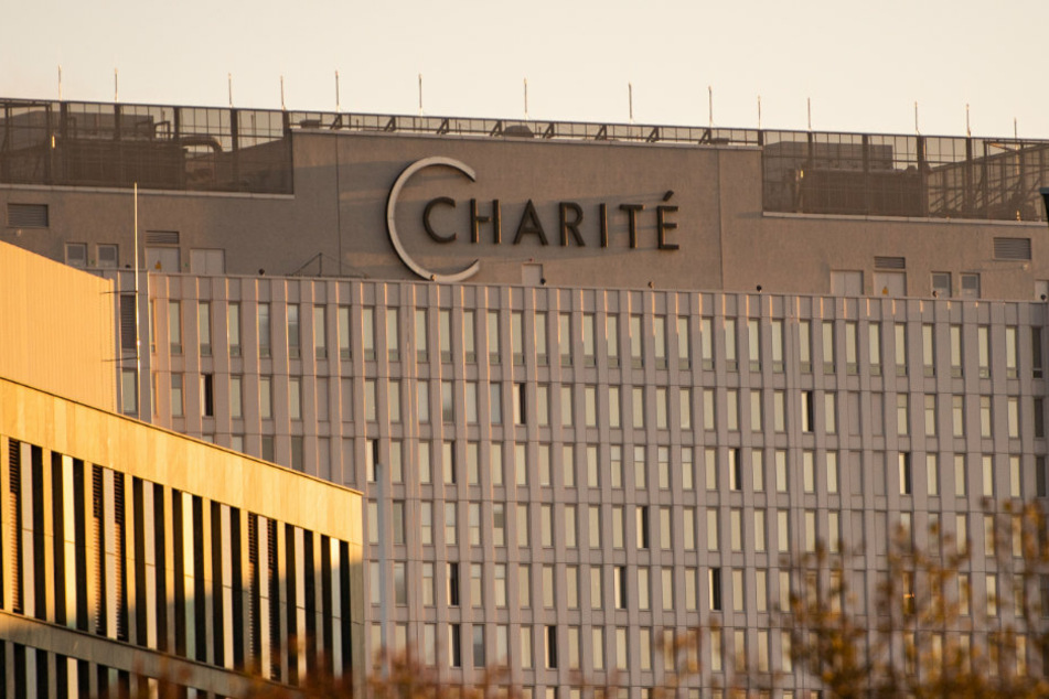 Die Sonne scheint auf das Hauptgebäude der Charité Berlin.