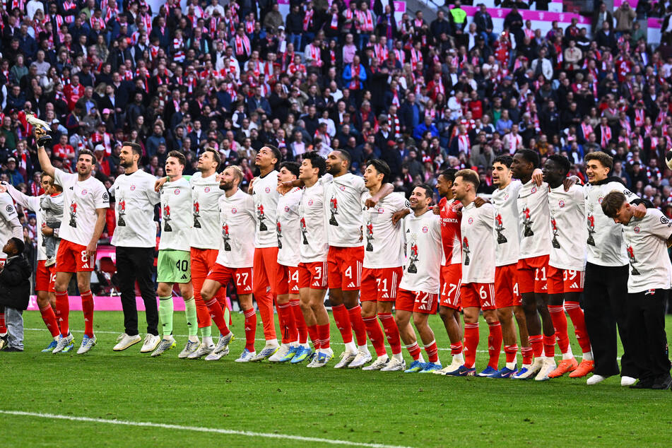 Die Bayern-Stars feiern vor der Südtribüne.