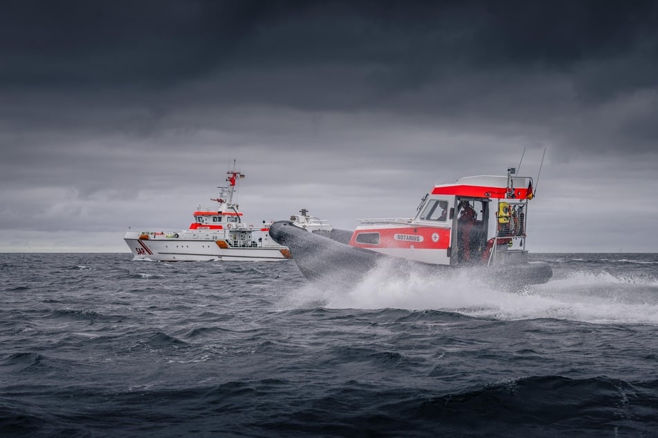 Mit dem Tochterboot NOTARIUS des Seenotrettungskreuzers HARRO KOEBKE befreiten die Seenotretter der DGzRS-Station Sassnitz eine fünfköpfige Familie und den Skipper der Yacht aus Lebensgefahr.