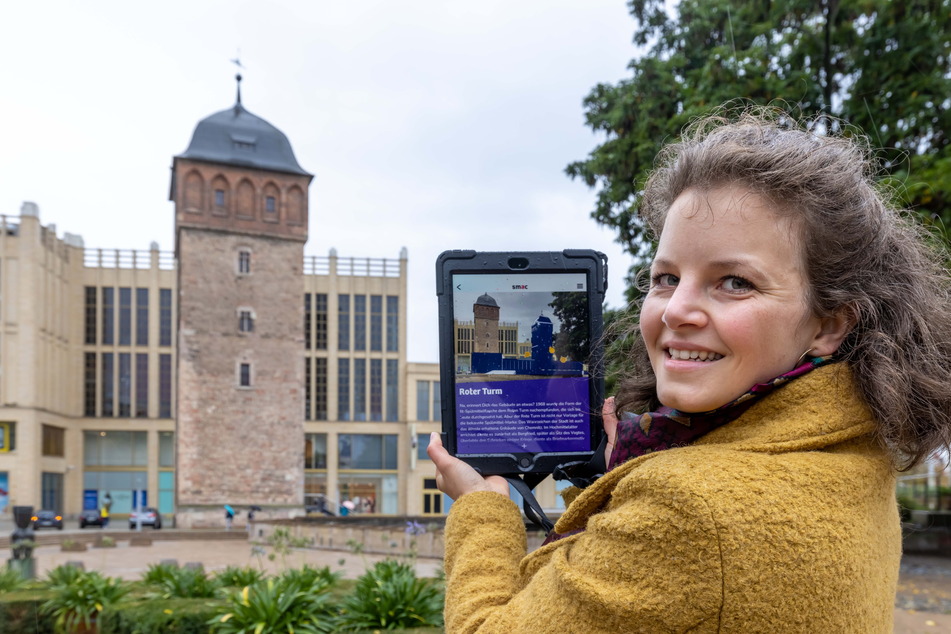 Projektleiterin Lisa van Bömmel-Wegmann (30) mit einem smac-Tablet vorm Roten Turm.