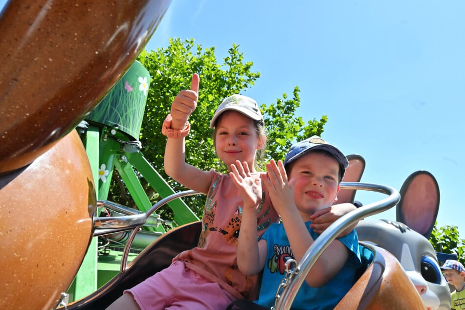 Fahrt im "Hasenhüpfer": Maria (7) und Bruder Mark (4) hatten offensichtlich Spaß im Sonnenlandpark.