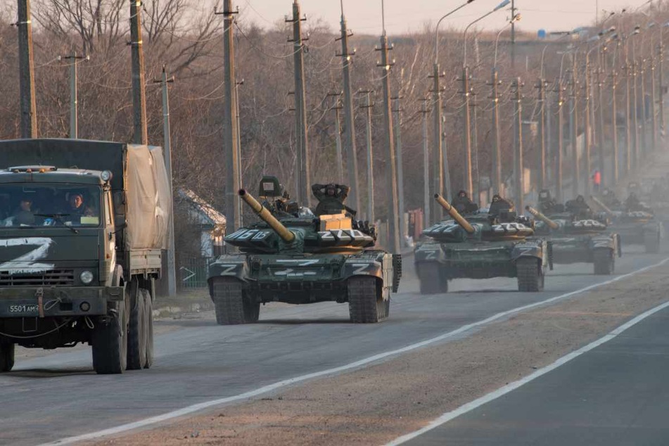 Das Z-Symbol auf Fahrzeugen eines russischen Militärkonvois.