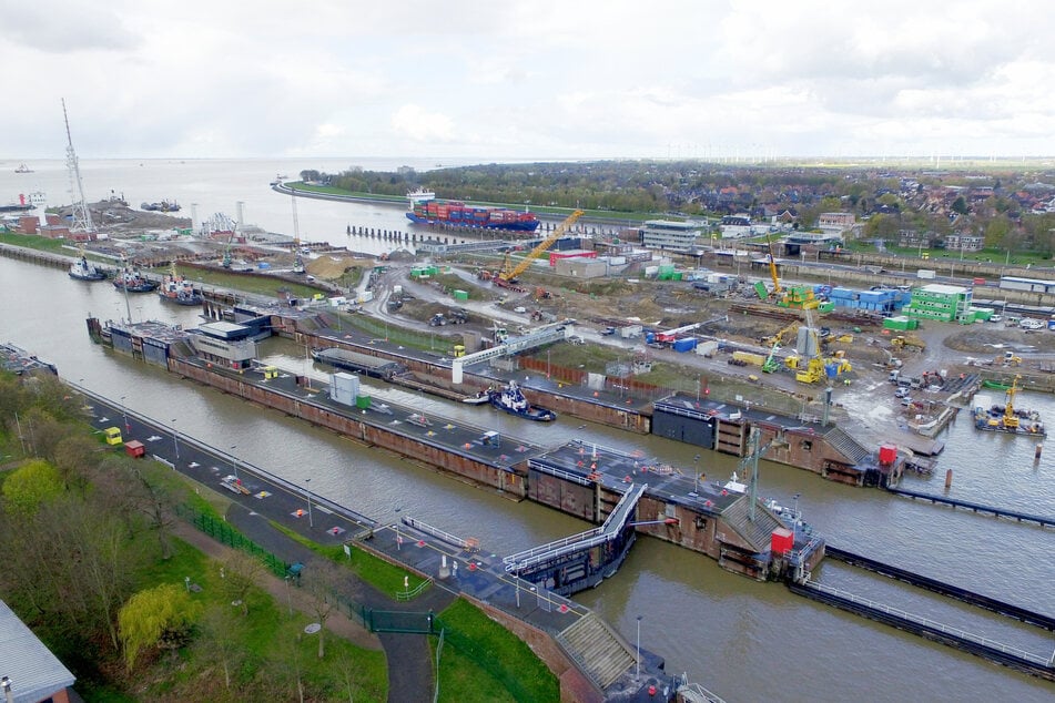 Bei Einfahrt in Nord-Ostsee-Kanal: Containerschiff kracht gegen Schleuse