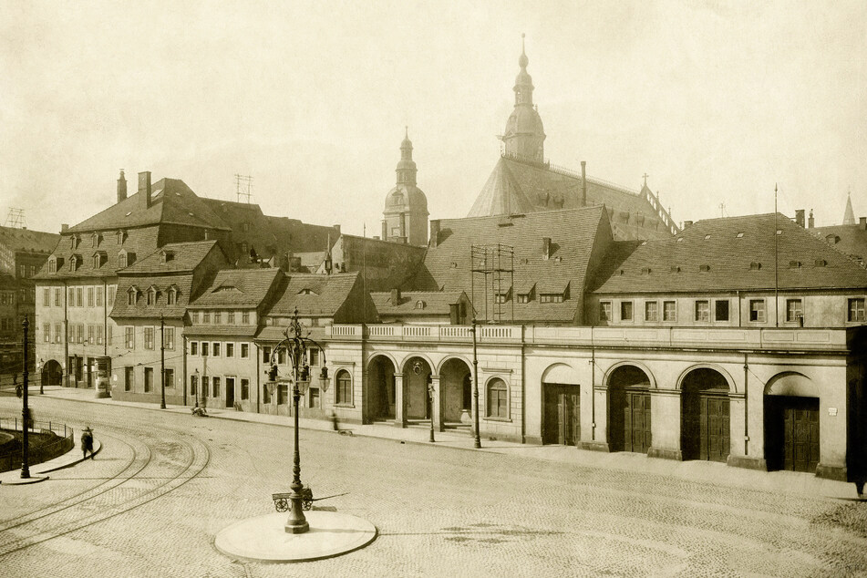 Hübsche kleine Häuser reihten sich aneinander. So sah der der Neumarkt um 1907 aus.