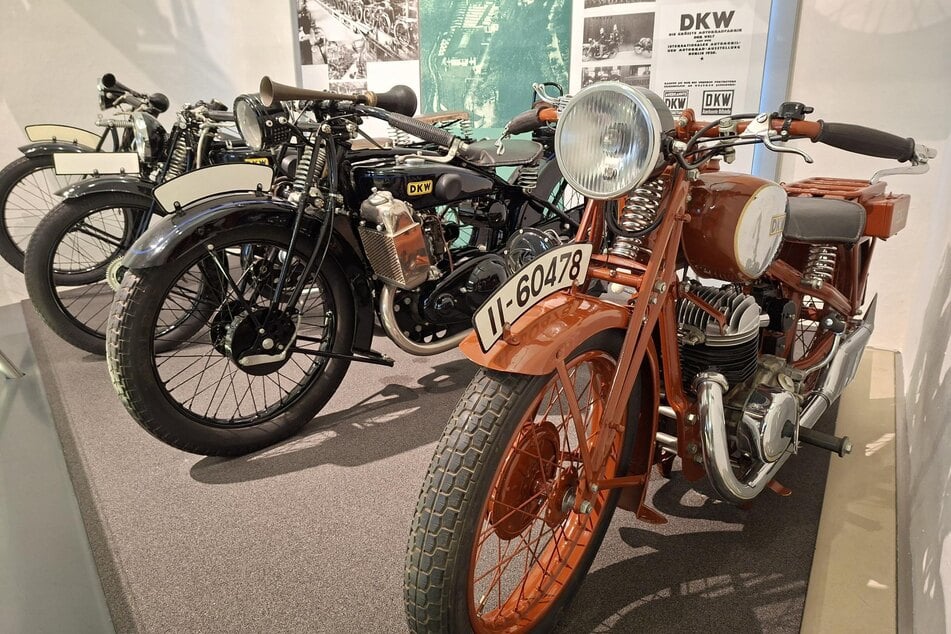 Die Ausstellung zeigt viele Räder, die in Sachsen gebaut wurden.