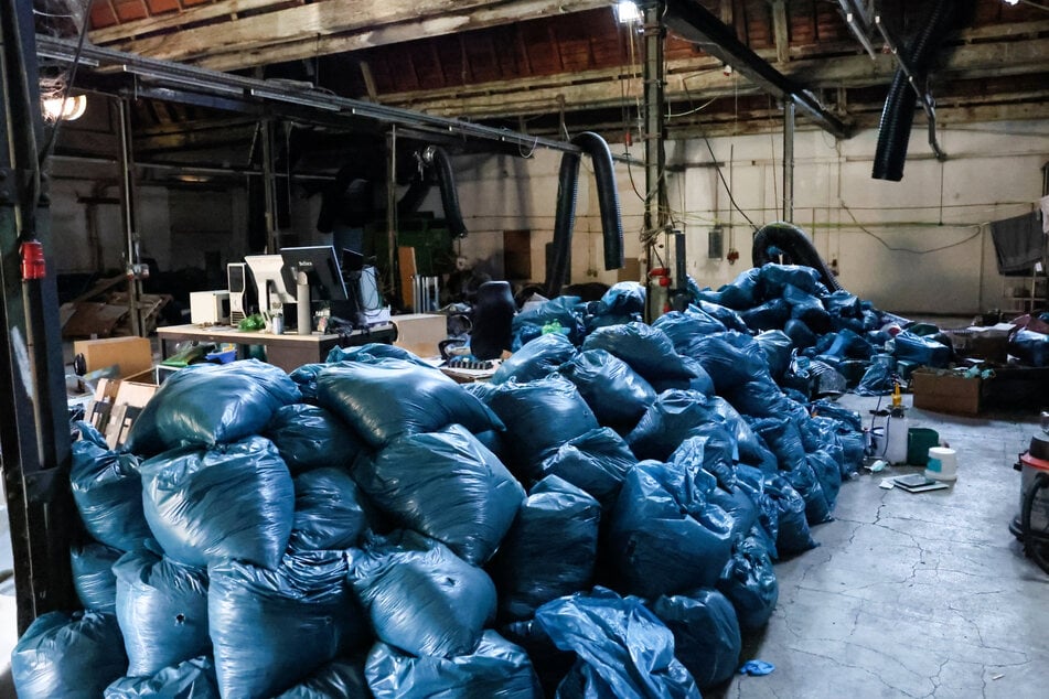 Zudem entdeckten die Fahnder Equipment zum Betrieb der Plantage in dem alten Industriegebäude.