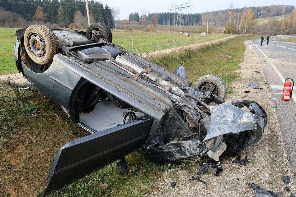 Ein Peugeot kam von der Straße ab und landete auf dem Dach.