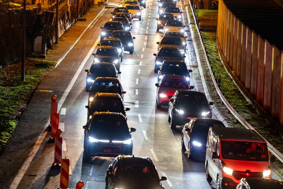 Es kam infolge der Straßensperrung kurzzeitig zu einem Stau in Frankfurt, dann konnte der Verkehr durch eine Baustelle umgeleitet werden.