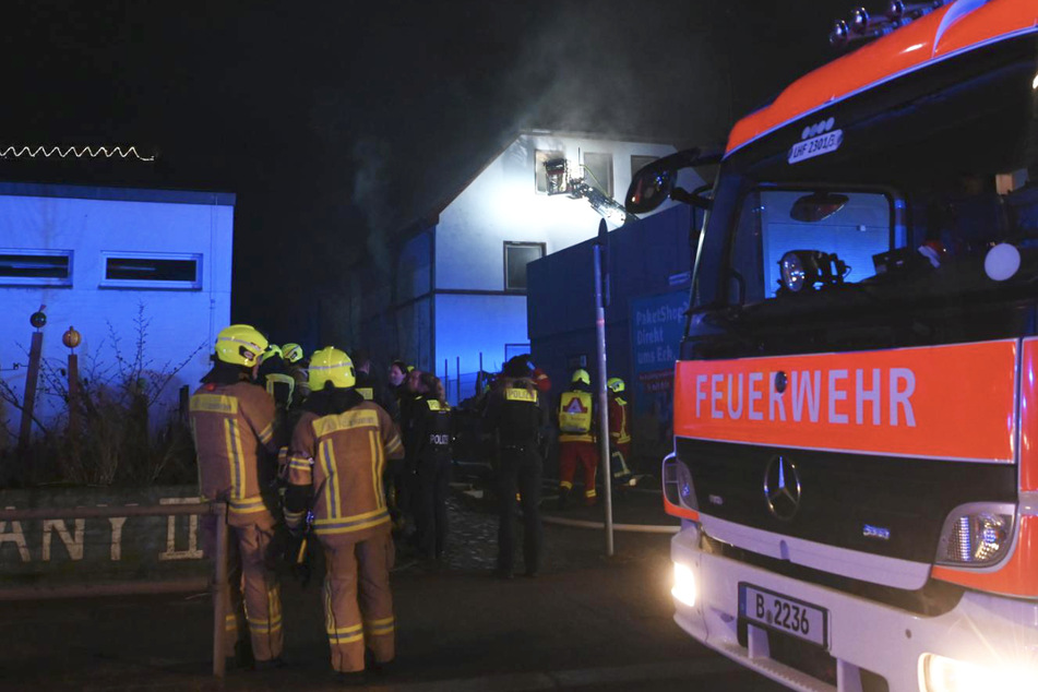 Berlin: Mehrere Verletzte bei Wohnungsbrand: Frau mit Rettungshubschrauber in Klinik