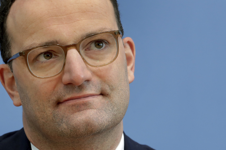 Jens Spahn (CDU), Bundesgesundheitsminister, ist positiv auf das Coronavirus getestet worden und arbeitet daher derzeit zu Hause.