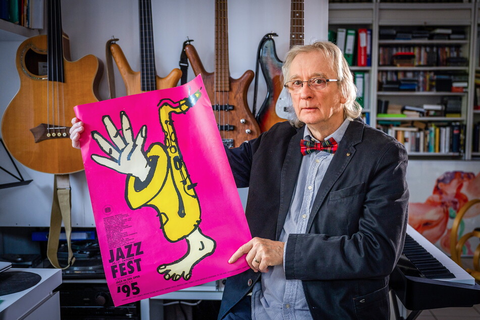 Harald Krause (69) vom Chemnitzer Jazzclub zeigt ein Konzertplakat zum Jazzfest von 1995.