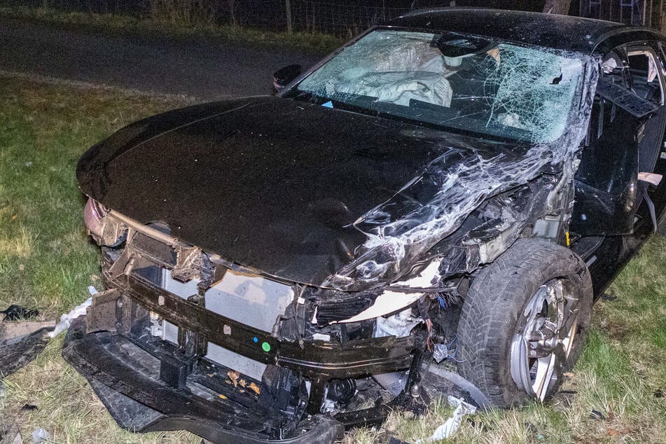 Die Feuerwehr hatte die 59-Jährige aus dem VW Passat befreien müssen.