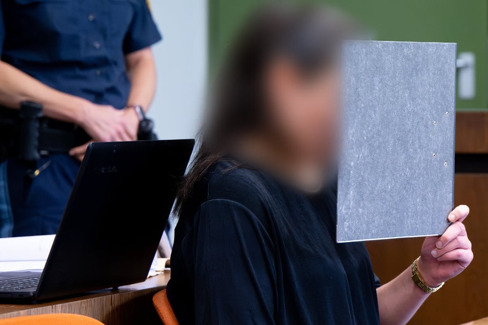 Die 23-Jährige hat insgesamt 459.940 Euro eingeschoben. Einem Mittäter gab sie 100.000 Euro – ohne ihn zu verraten.