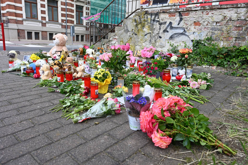 Trauer in Döbeln: Nach dem gewaltsamen Tod von Valeriia (†9) wurden zahlreiche Blumen, Kerzen und Kuscheltiere niedergelegt. Das brutale Verbrechen schockt die ganze Stadt.