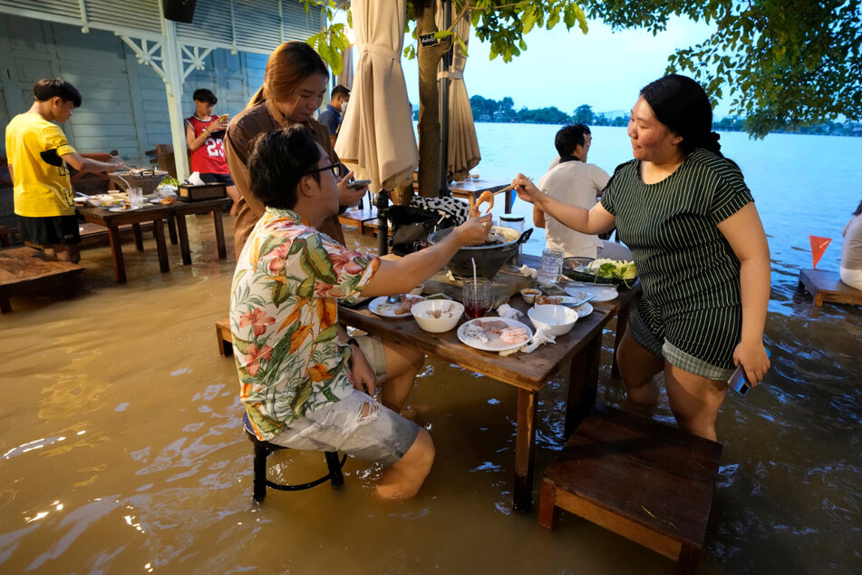 Das von der Flutkatastrophe betroffene Restaurant in Nonthaburi hat sich zu einem Hotspot entwickelt.
