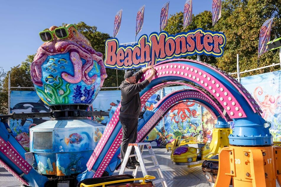Peer Hamberger (40) aus Rostock legt letzte Handgriffe am "Beach Monster" an. Der wilde Krake gastiert in diesem Jahr erstmals in Zwickau.