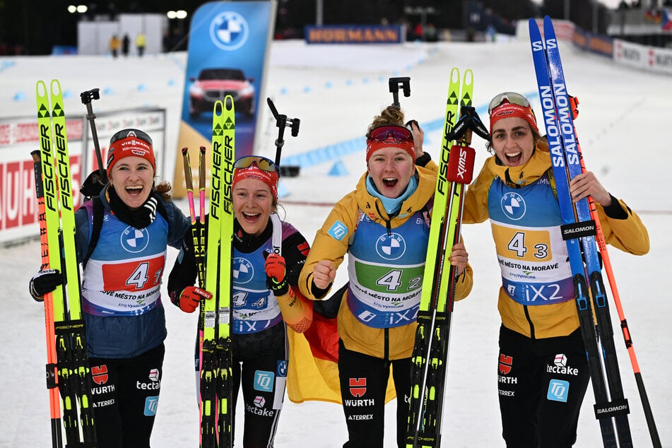 Mit der deutschen Staffel durfte sich Selina Grotian (20, 3.v.l.) bei der Biathlon-WM 2024 über Bronze freuen.