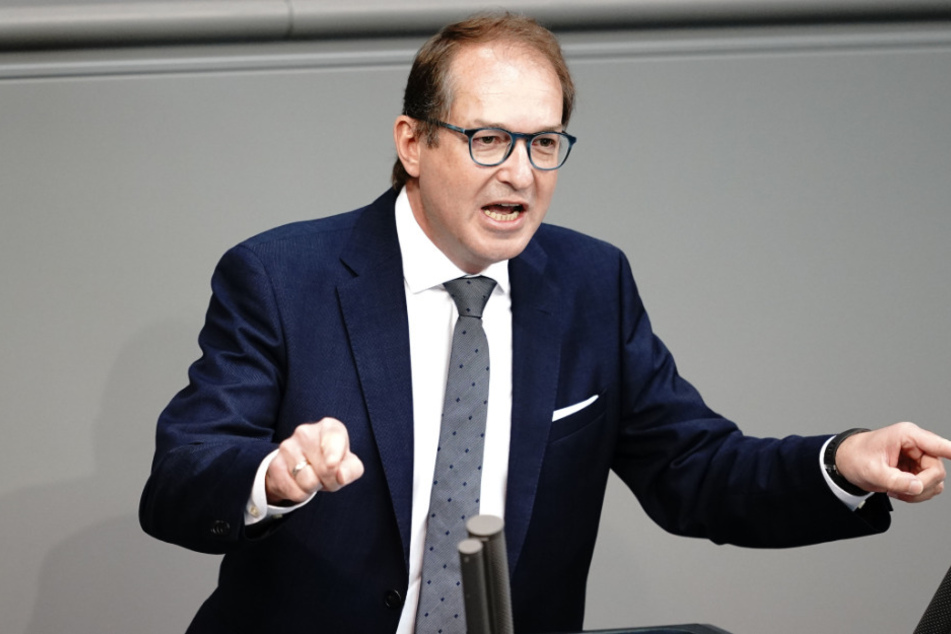 Alexander Dobrindt spricht bei einer Sondersitzung des Deutschen Bundestages.