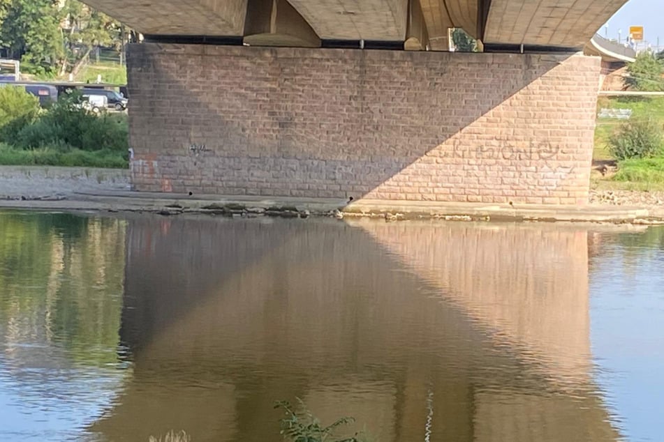 Das "Naddl &amp; Ronny"-Graffito prangt nicht mehr an der Carolabrücke. Lediglich blasse Umrisse sind noch zu erkennen.