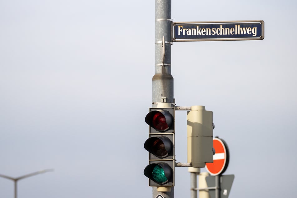 Unfall auf Frankenschnellweg in Nürnberg: Fußgänger wird von Auto erfasst und stirbt