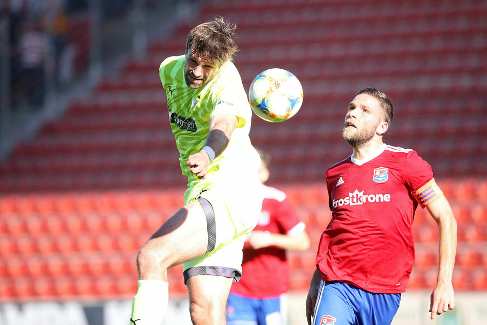 Ronny König (l.) köpft vor Hachings Dominik Stahl.