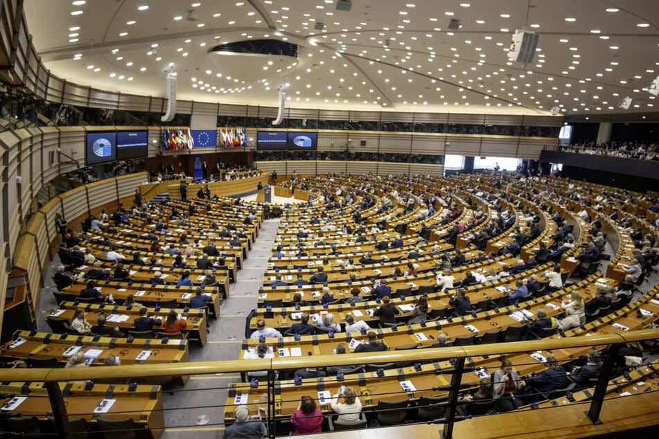 Die Abgeordneten des Europa-Parlaments während einer Sitzung im Brüssler Plenarsaal. Sie sind nach politischer Zugehörigkeit in Fraktionen organisiert - nicht nach Staatsangehörigkeit.