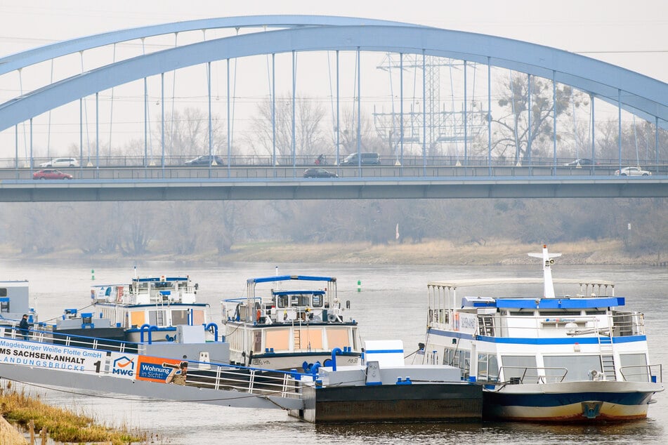 Die Weiße Flotte bietet am Samstagabend während der Fahrt auf der Elbe eine kulinarische Verköstigung. (Archivfoto)