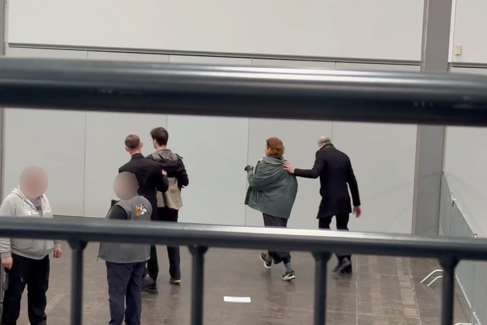 Die Aktivisten wurden danach aus dem Ring geführt.