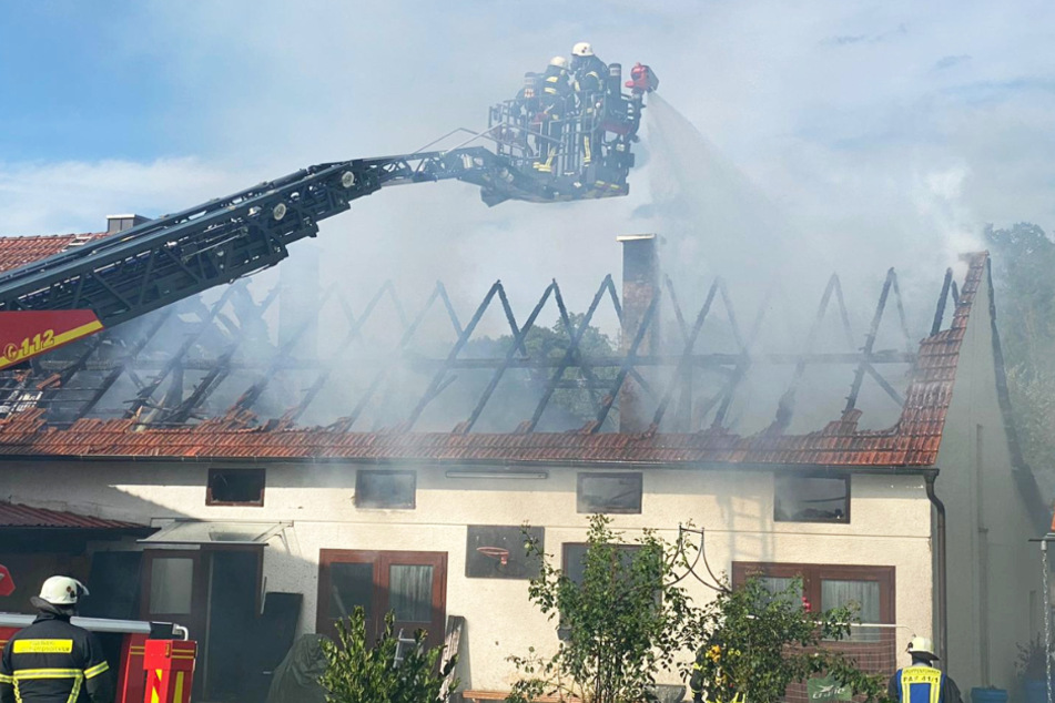 Beim Brand einer Schreinerei in Pfaffenhofen an der Ilm ist am Samstag in Bayern ein mittlerer sechsstelliger Sachschaden entstanden.